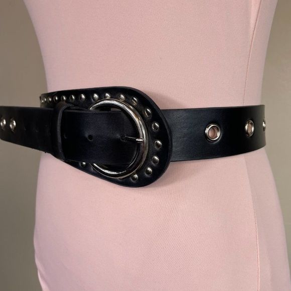 Graduated Width Black Leather Studded Belt 1.5"-3" Wide x 34" Long - Picture 2 of 4